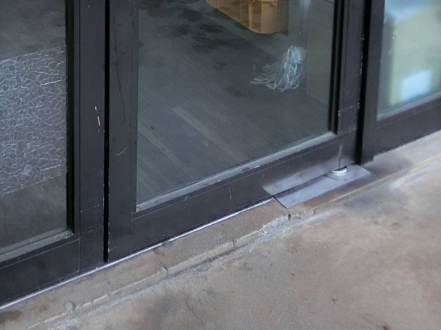店舗ドアのフロアヒンジ取替工事　施工事例　名古屋市名東区
